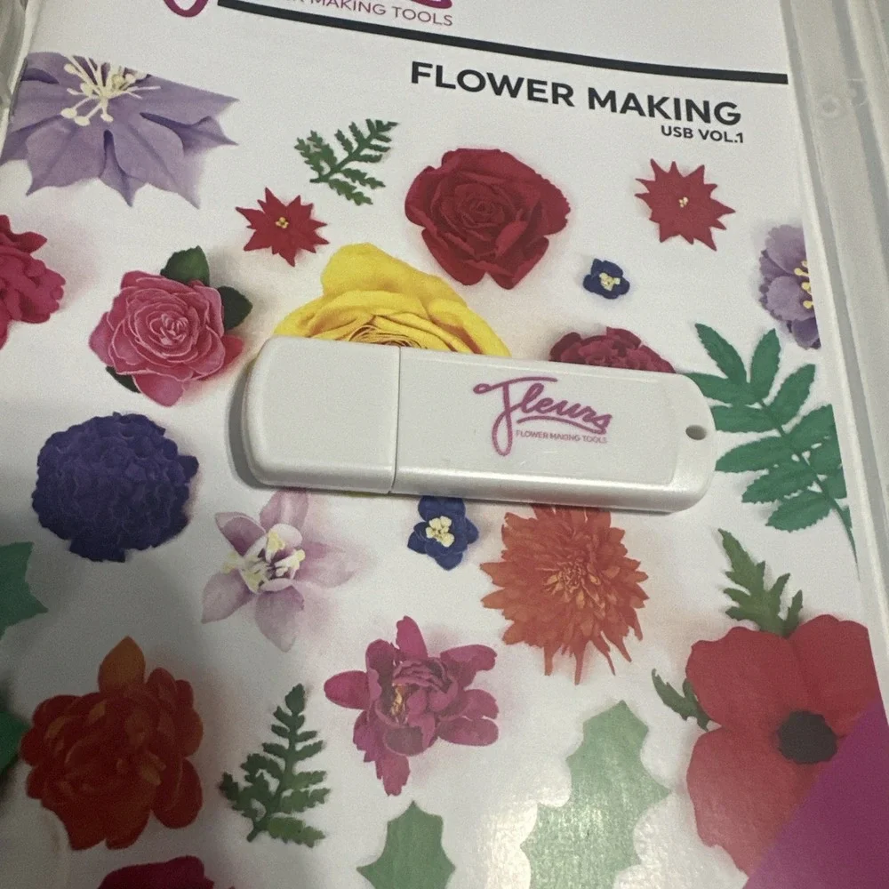 Fleurs Flower Making USB with Instruction Booklet -‎ Volume 1 and Volume 2